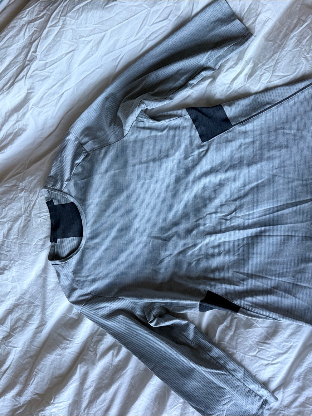 Men's lululemon Light Gray Long-Sleeve Crew Neck Shirt with Black Accents